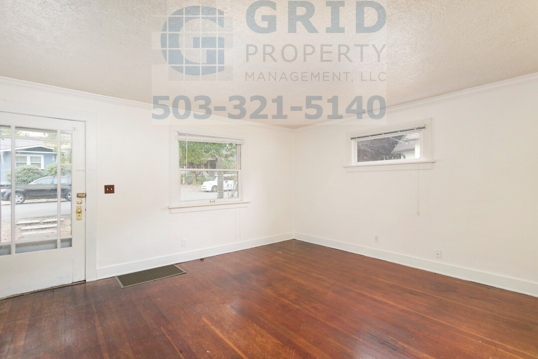 9037 NE Humboldt St in Portland, OR - Building Photo