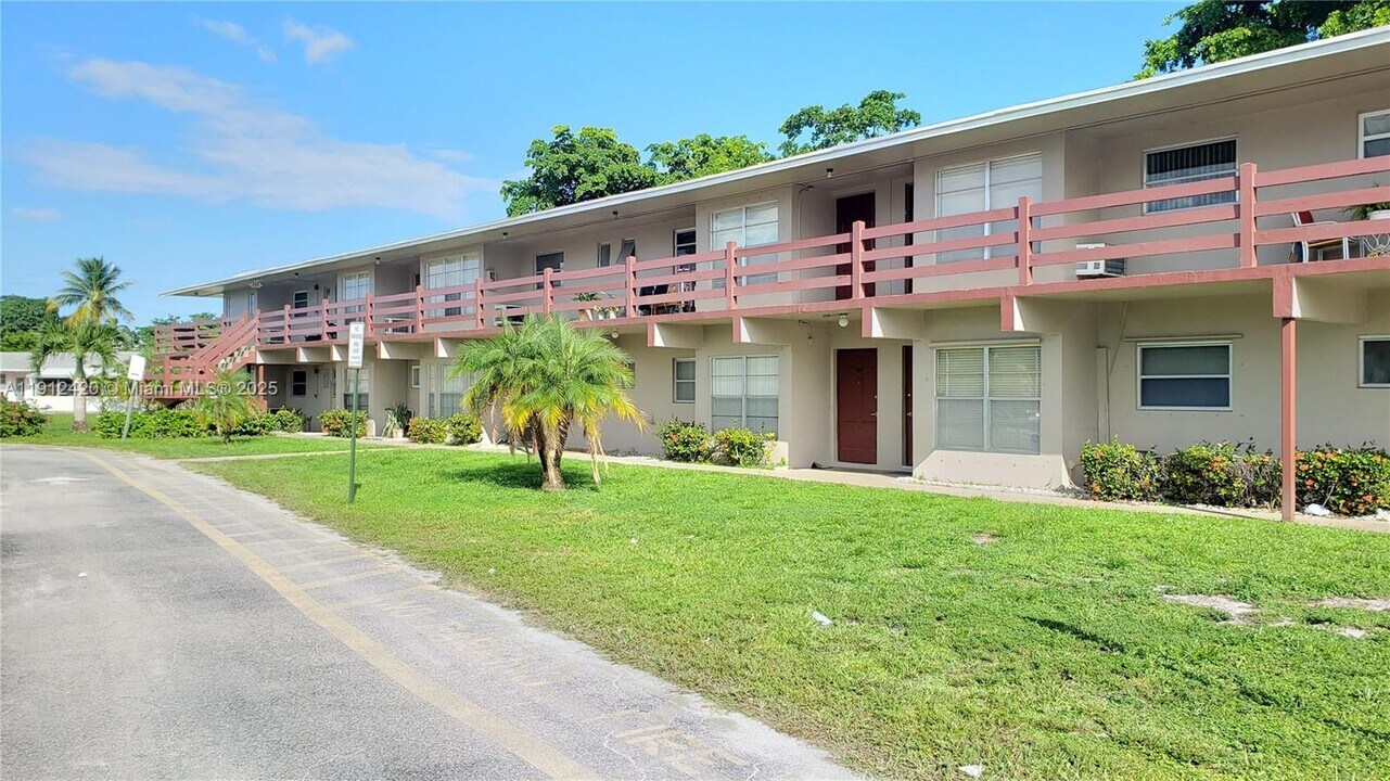2980 NW 43 Terrace in Lauderdale Lakes, FL - Building Photo