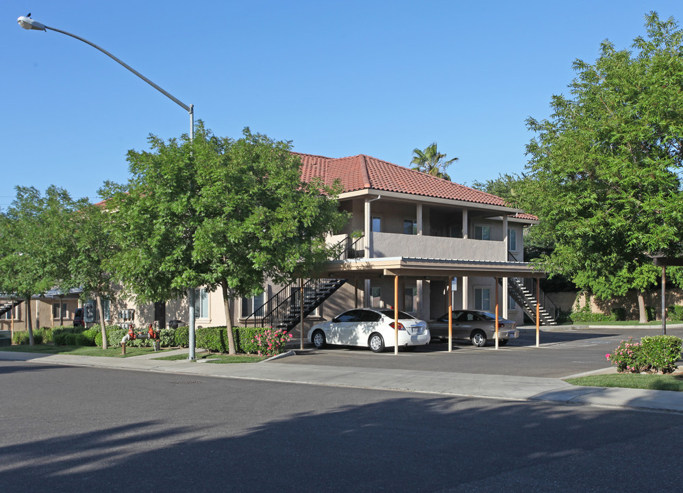 Paramount Apartments in Modesto, CA - Building Photo