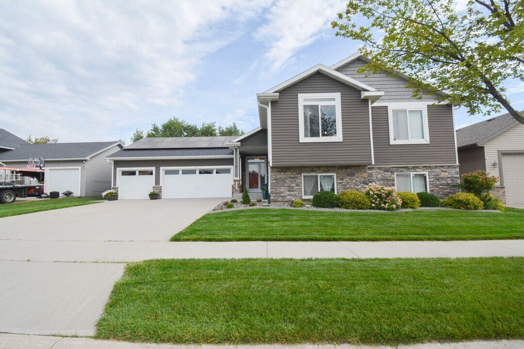 5623 October Rd NW in Rochester, MN - Building Photo