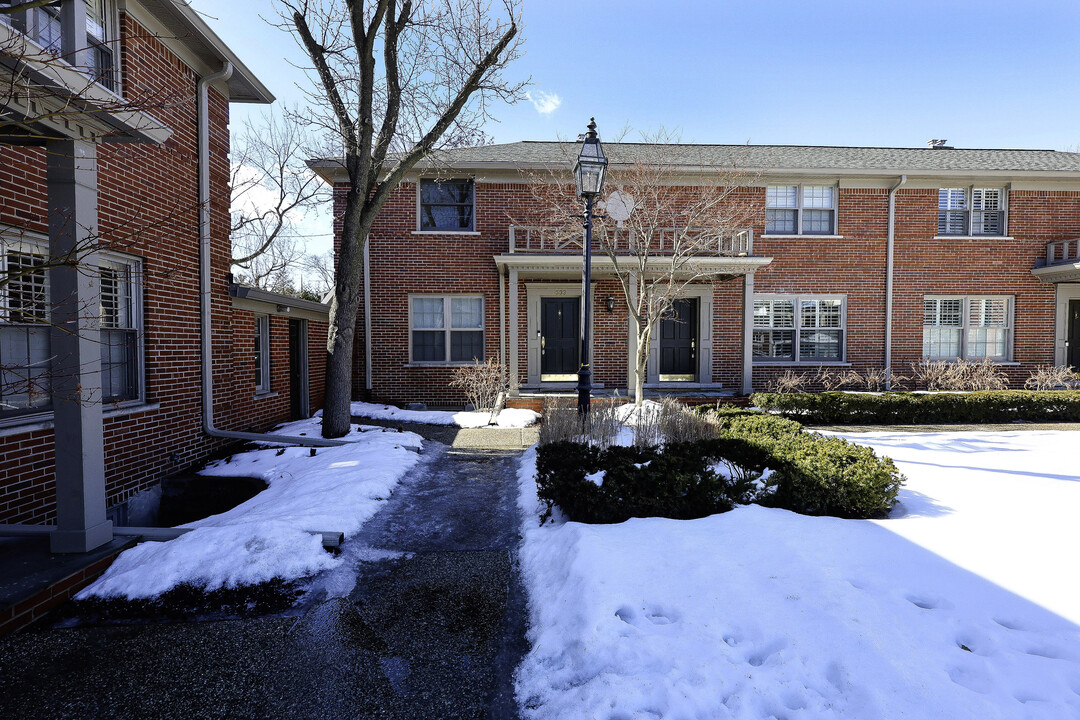 633 N Old Woodward Ave in Birmingham, MI - Building Photo