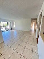 706 Sunny Pine Way in Greenacres, FL - Building Photo