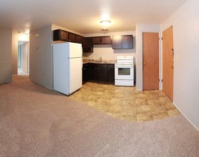 Fairmont Apartments in Minot, ND - Building Photo - Building Photo