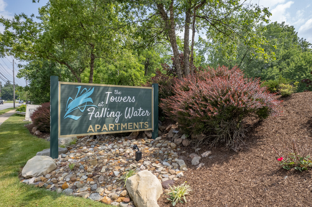 The Towers at Falling Water in Strongsville, OH - Foto de edificio