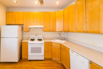 1738 W Nelson St, Unit J00P in Chicago, IL - Building Photo - Building Photo
