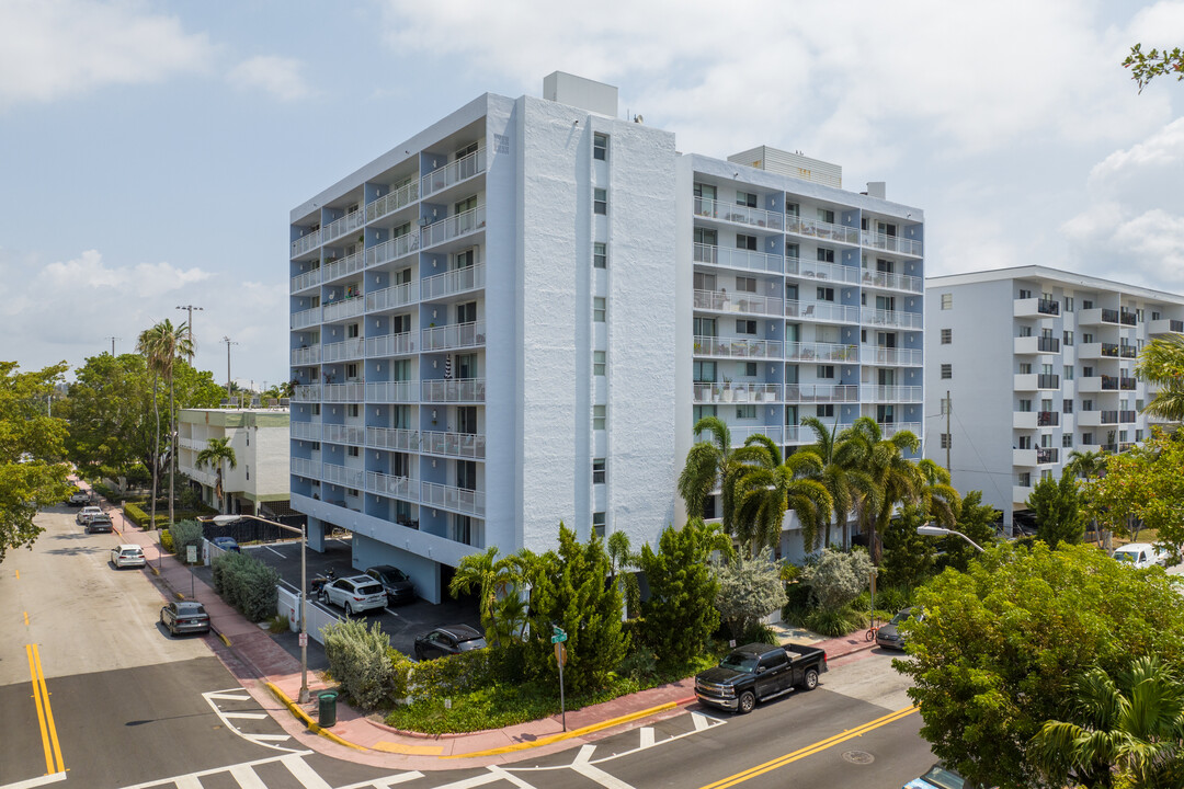 The Park Gardens in Miami Beach, FL - Building Photo