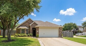 32515 Rosella Ln in Pinehurst, TX - Building Photo