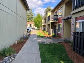 Beverly Grove Apartments in Portland, OR - Foto de edificio - Building Photo