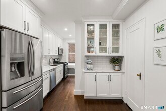 70 Strawberry Hill Ave in Stamford, CT - Foto de edificio - Building Photo