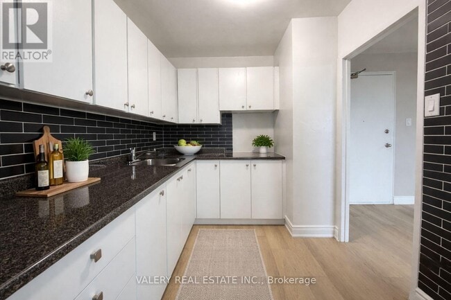 1725 Lawrence Ave E in Toronto, ON - Building Photo - Building Photo