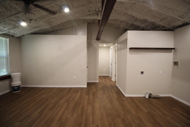 213 N Waldrip St in Grand Saline, TX - Foto de edificio - Building Photo