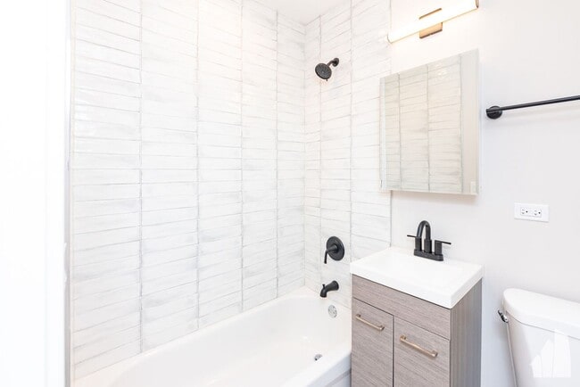 656 W Wrightwood Ave in Chicago, IL - Building Photo - Building Photo