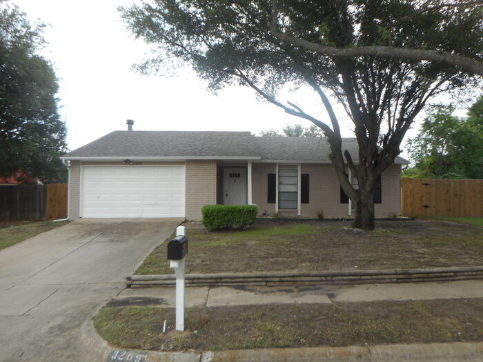 3209 Chalmette Ct in Forest Hill, TX - Building Photo