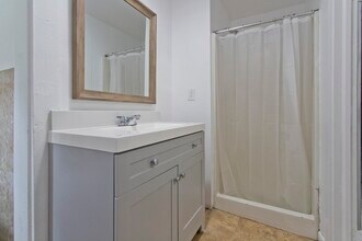 18 Bates St-Unit -2-FL Front in Westfield, MA - Building Photo - Building Photo