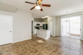 5232 W Warner St in Phoenix, AZ - Foto de edificio - Building Photo