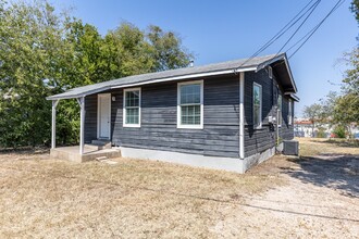 527 Bee St in San Antonio, TX - Building Photo - Building Photo