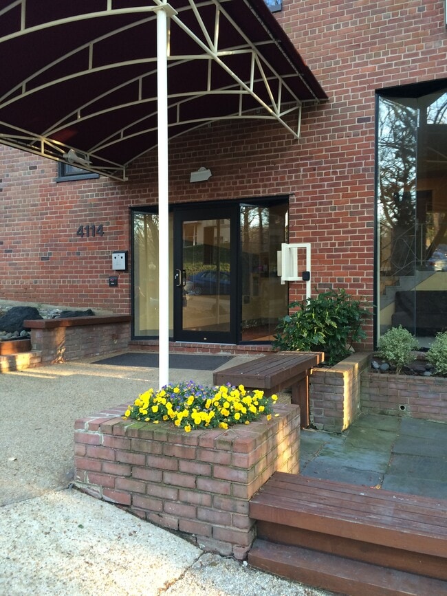 4114 Davis Pl NW, Unit 300 in Washington, DC - Building Photo - Building Photo