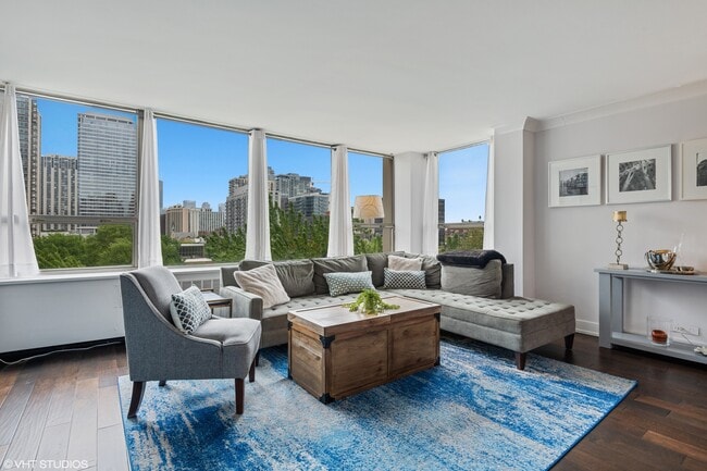 1360 N Sandburg Terrace in Chicago, IL - Building Photo - Building Photo