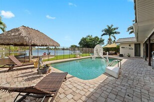 410 Sailboat Cir in Weston, FL - Building Photo