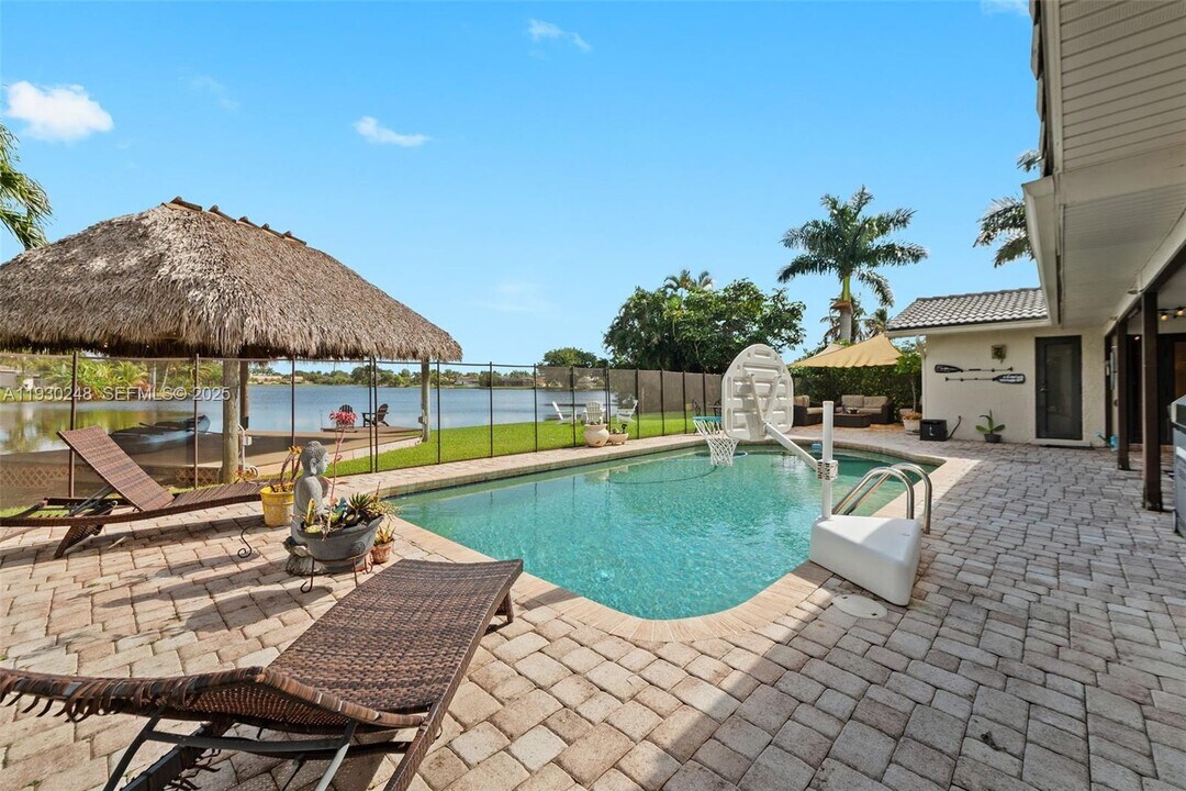 410 Sailboat Cir in Weston, FL - Building Photo