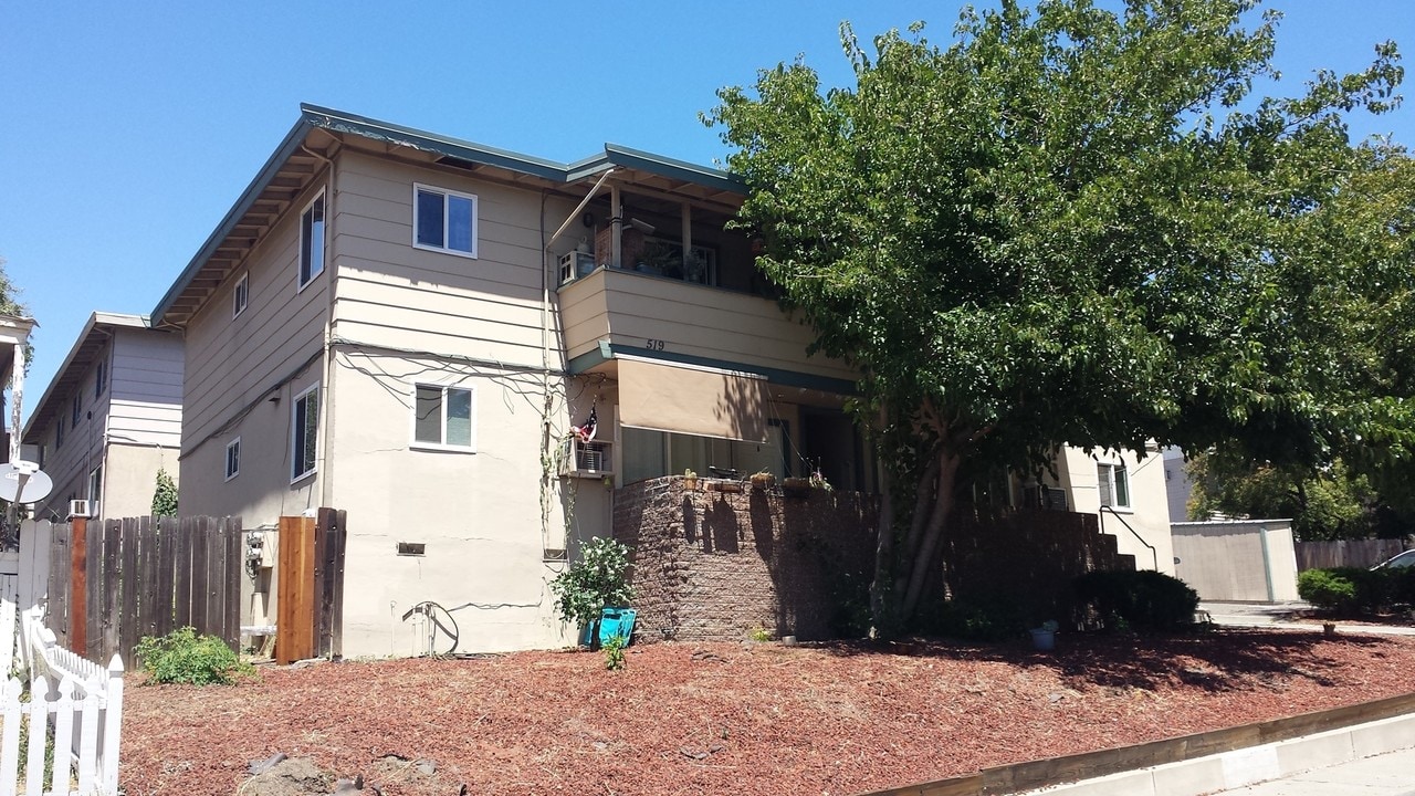 519 E Monte Vista Ave in Vacaville, CA - Foto de edificio