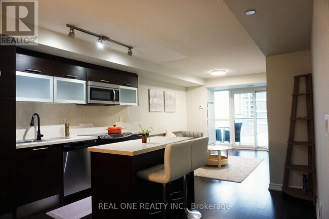 386 Yonge St in Toronto, ON - Building Photo - Building Photo