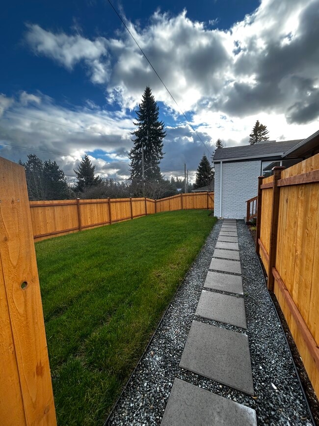 12001 64th Ave S, Unit A in Seattle, WA - Foto de edificio - Building Photo