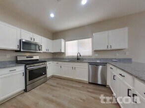 13038 W Aster Dr in El Mirage, AZ - Foto de edificio - Building Photo