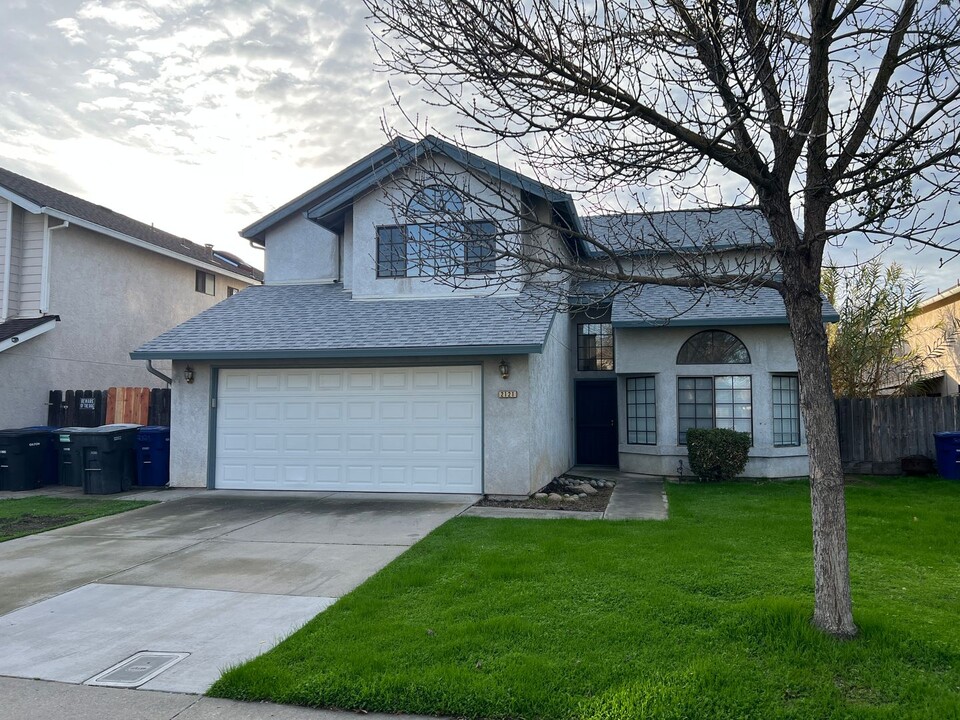 2121 Noelle Ct in Modesto, CA - Building Photo