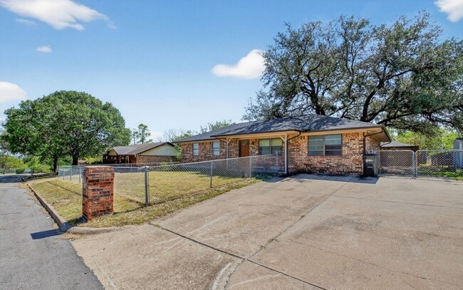 604 Fegan St in Weatherford, TX - Building Photo - Building Photo