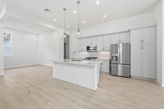 140 SE Via Tirso in Port St. Lucie, FL - Foto de edificio - Building Photo