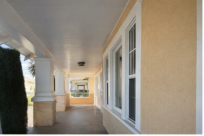 1424 W 45th St in Los Angeles, CA - Foto de edificio - Building Photo