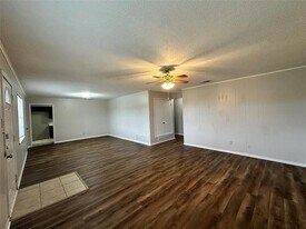 407 Maple St in Commerce, TX - Building Photo