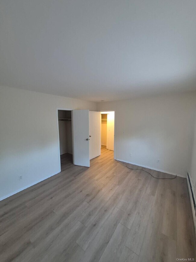 58 S Clinton Ave in Bay Shore, NY - Building Photo - Building Photo