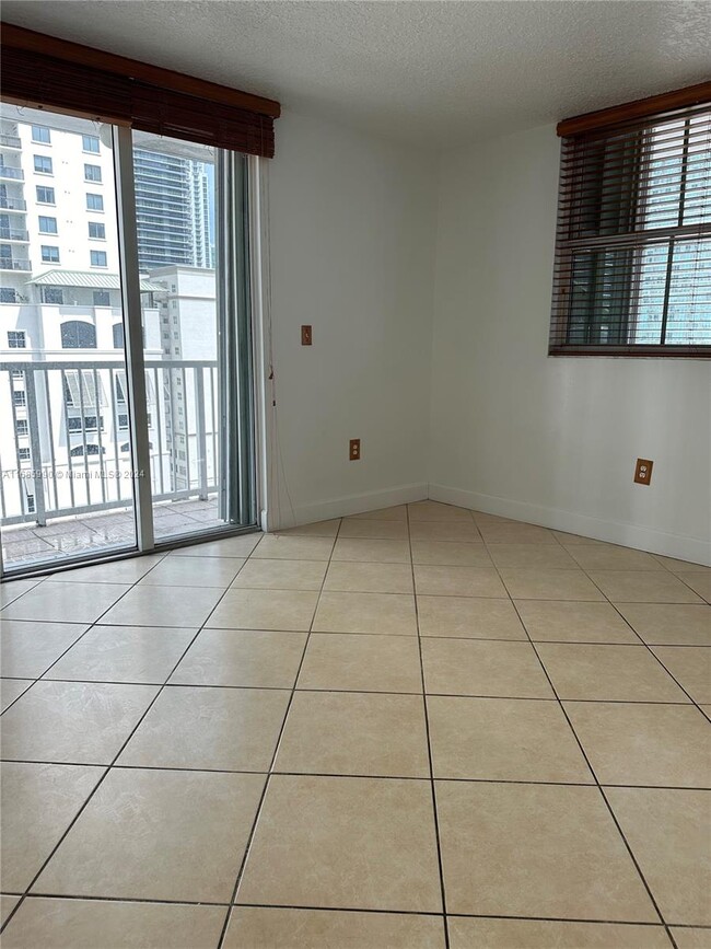 104 SW 9th St, Unit 1206 in Miami, FL - Building Photo - Building Photo