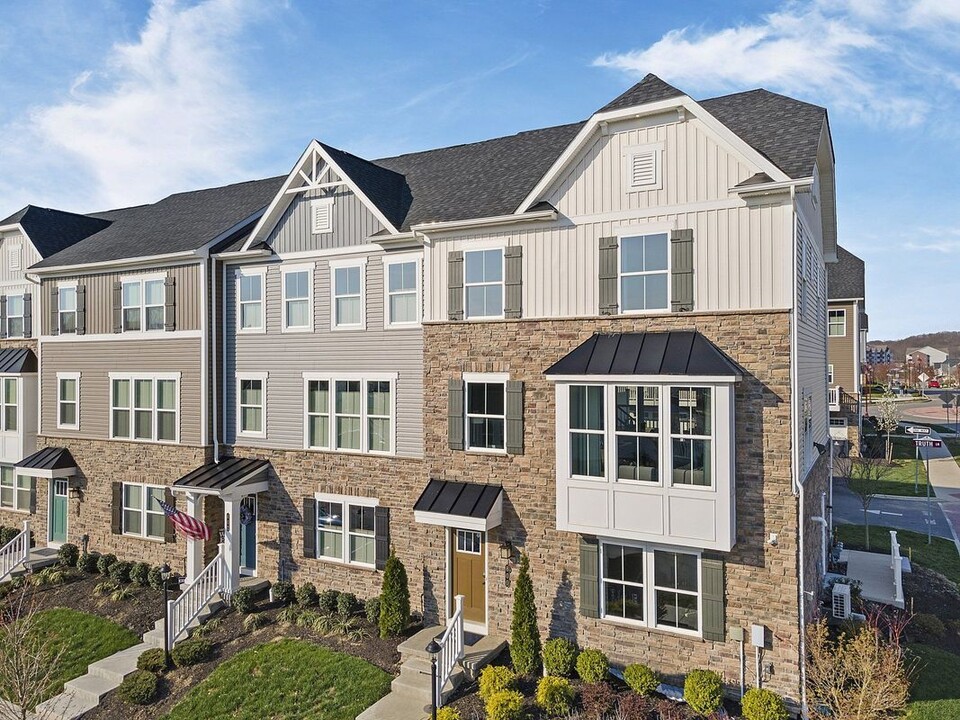 104 Plaza Dr in Pleasant Hills, PA - Building Photo