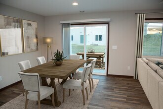 2177 Cheyenne Way in Asbury, IA - Foto de edificio - Building Photo