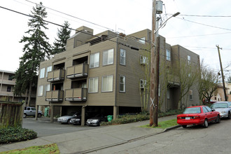 4312 Woodland Park Ave N in Seattle, WA - Building Photo - Building Photo