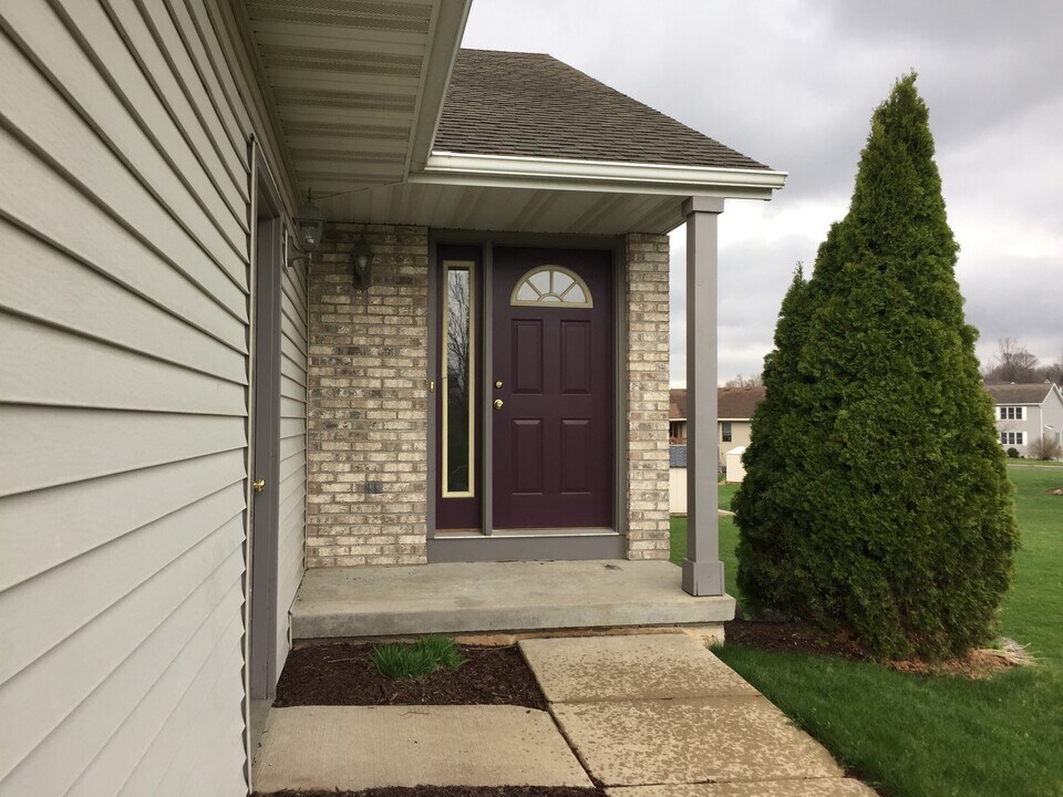 906 Saint John St in Cottage Grove, WI - Building Photo