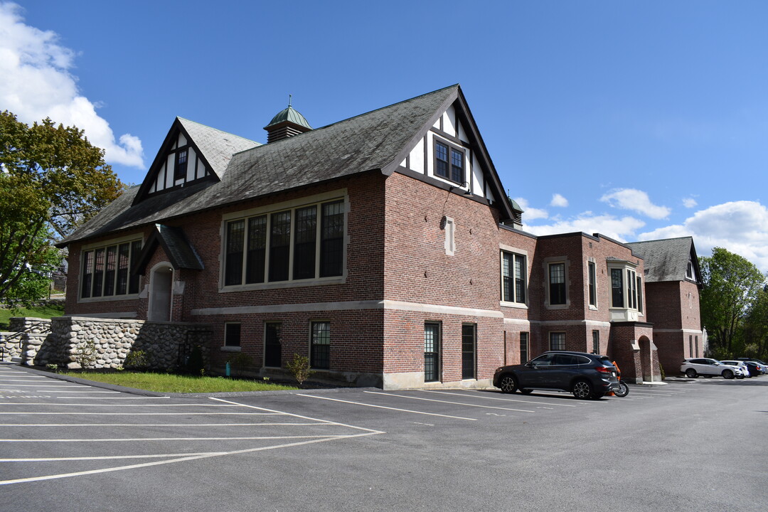 North Village Lofts in Worcester, MA - Foto de edificio