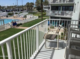 1571 S Atlantic Ave in New Smyrna Beach, FL - Building Photo