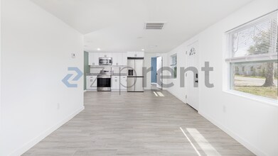 4051 Close Ct in Mount Dora, FL - Foto de edificio - Building Photo