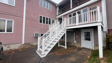 712 Central Ave in Dover, NH - Building Photo - Interior Photo