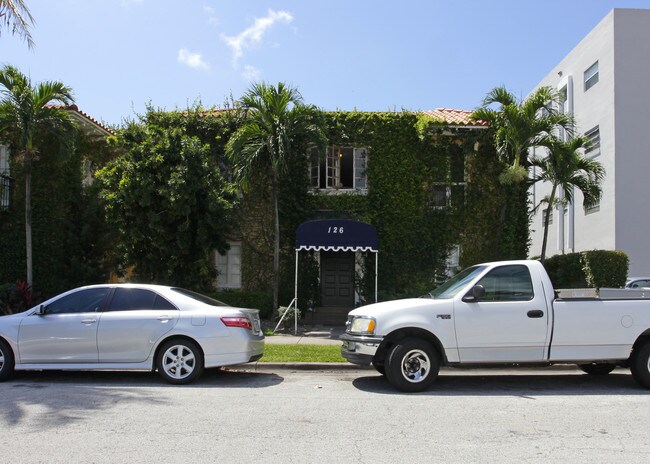 126 Mendoza Ave in Coral Gables, FL - Foto de edificio - Building Photo