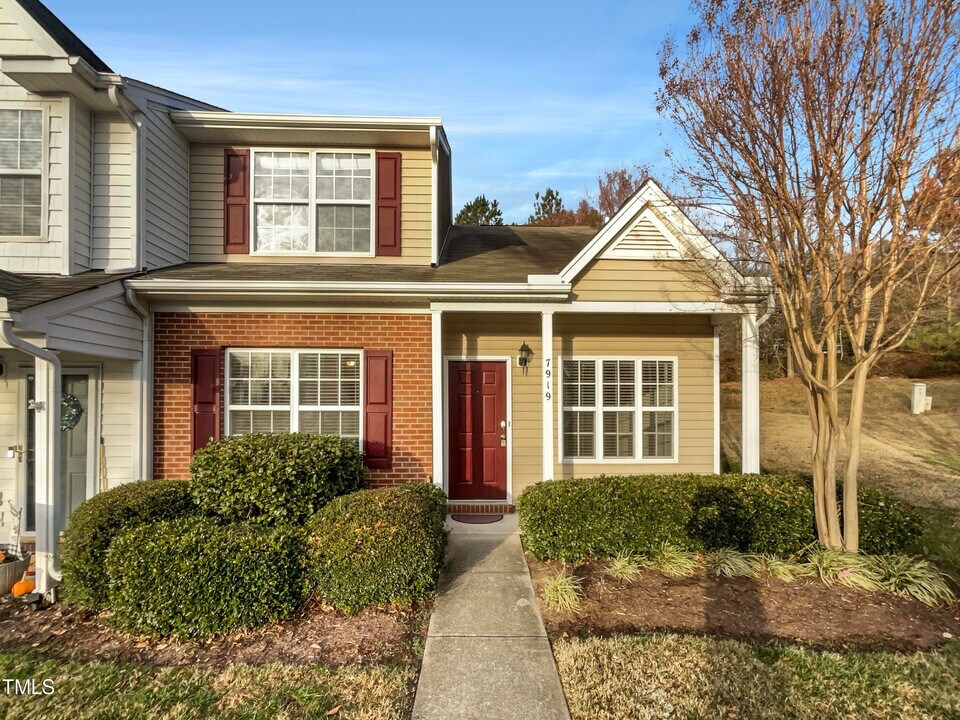 Room in Townhome on Averette Hill Dr in Raleigh, NC - Building Photo