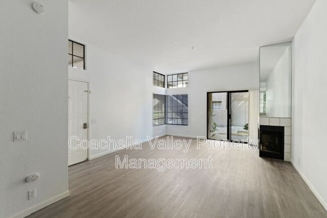 2601 S Broadmoor Dr in Palm Springs, CA - Foto de edificio - Building Photo