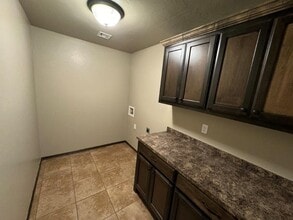 2728 Valley View Dr in Chickasha, OK - Building Photo - Building Photo