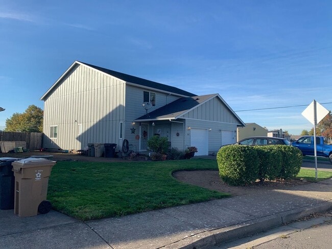 858-860 S 9th St in Harrisburg, OR - Building Photo - Building Photo