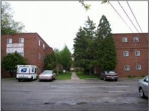 Wolf's Cove Apartments in Bedford, OH - Building Photo - Building Photo