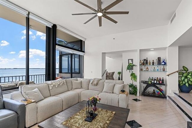 520 Brickell Key Dr in Miami, FL - Building Photo - Building Photo